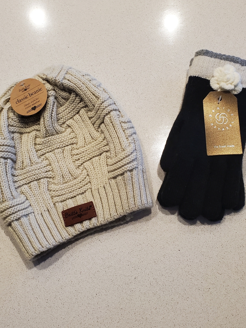 New. Womens Beanie & Gloves
